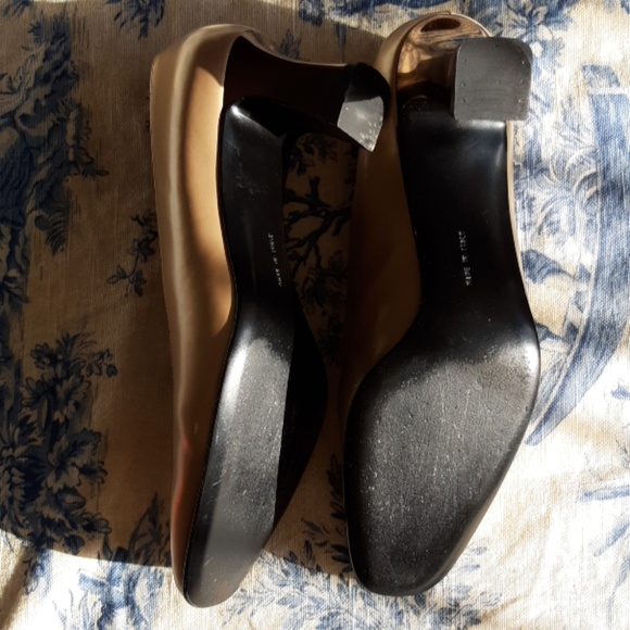 Salvatore Ferragamo gold leather pumps 7.5 - Picture 8 of 8